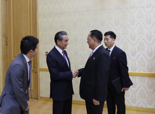 中朝外相が平壌で会談　朝鮮半島巡る緊密な意思疎通に合意