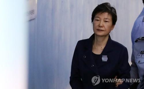 韓国検察　朴前大統領に懲役３５年求刑