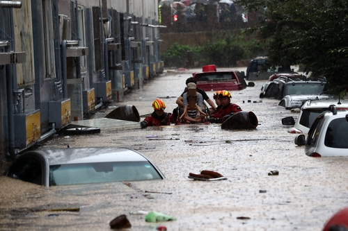 ７月、集中豪雨により１階部分が水没した中部・大田市のマンション＝（聯合ニュース）