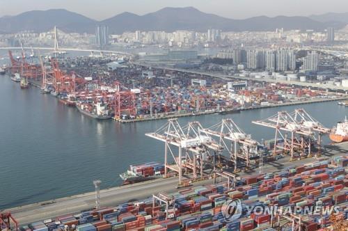 コンテナが積まれている釜山港（資料写真）＝（聯合ニュース）