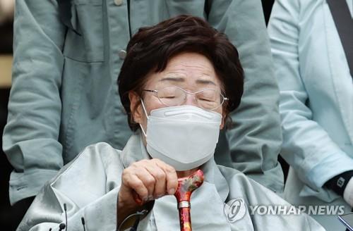 閉廷後、地裁前で取材に応じる慰安婦被害者の李容洙（イ・ヨンス）さん＝２１日、ソウル（聯合ニュース）