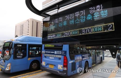 コロナ規制強化後にソウルの地下鉄乗客１７％減　バスもマイナス１３％