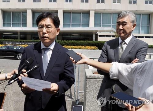 協議後に発言する魯氏（左）とソン・キム氏（共同記者団）＝３０日、ワシントン（聯合ニュース）