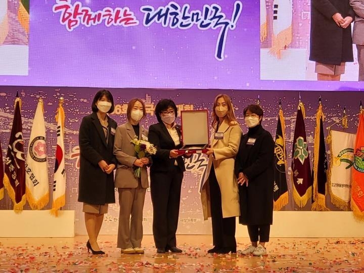 新型コロナ感染して入院している高齢女性と防護服を着て花札で遊んでいる写真が話題になった看護師４人が「容信奉仕賞」を受賞した（大韓看護協会提供）＝９日、ソウル（聯合ニュース）≪転載・転用禁止≫