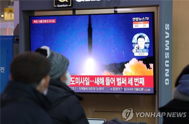 １４日、ソウル駅で北朝鮮のミサイルに関するニュースを見る市民＝（聯合ニュース）