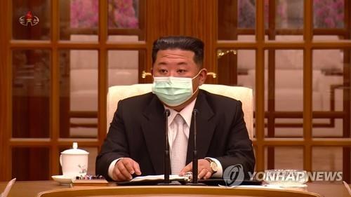 北朝鮮は１２日にマスクを着用した金正恩氏の姿を初めて公開した（資料写真、朝鮮中央テレビの映像より）＝（聯合ニュース）≪転載・転用禁止≫