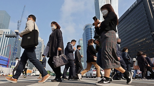 横断歩道を行き交う会社員や市民（資料写真）＝（聯合ニュース）