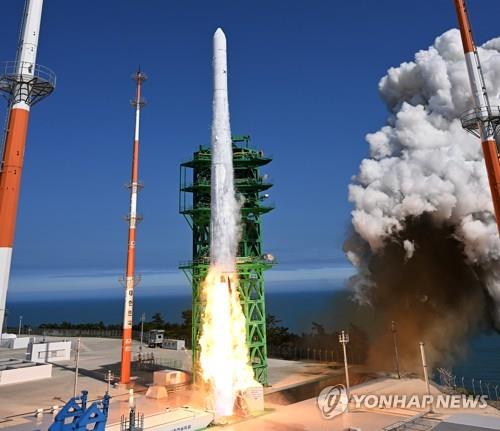 韓国　初の国産ロケット打ち上げに「成功」
