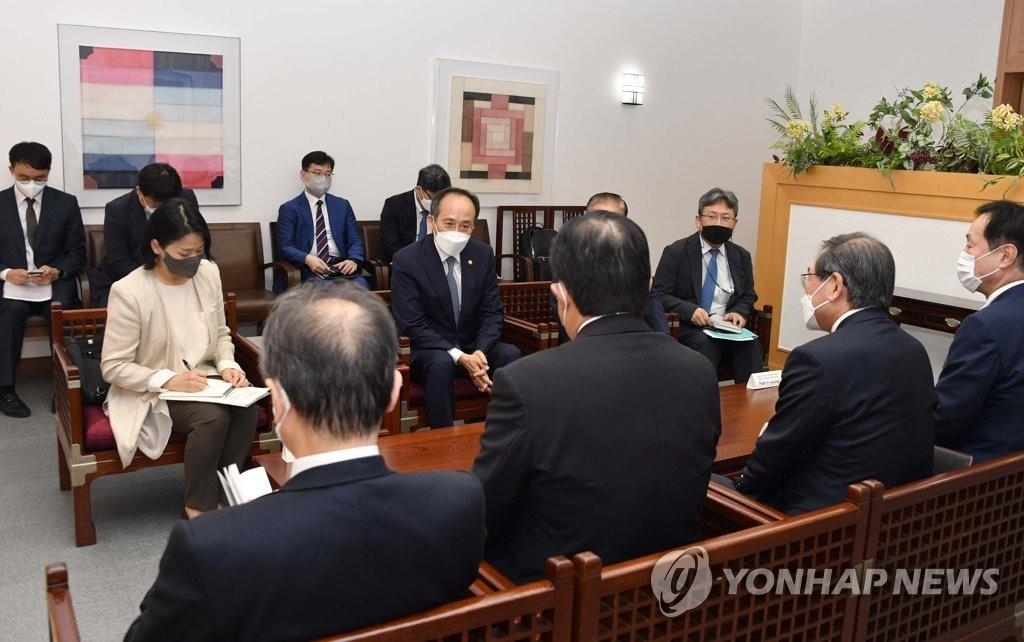 韓国経済副首相「両国財界の経済協力を支援」　日本経団連会長らに