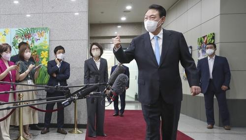 記者団の質問に応じる尹大統領（大統領室通信写真記者団）＝８日、ソウル（聯合ニュース）