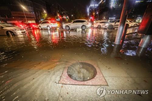 大雨で冠水したソウル市内の道路＝９日、ソウル（聯合ニュース）