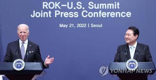５月２１日、ソウルで首脳会談後に共同記者会見を行う尹錫悦（ユン・ソクヨル）大統領（右）とバイデン大統領＝（聯合ニュース）