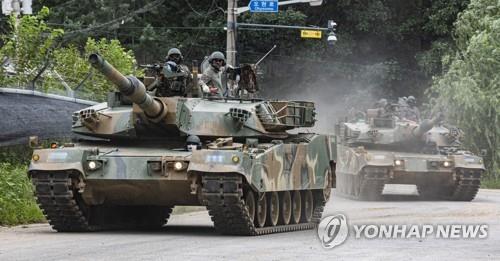 ２２日、京畿道坡州市の陸軍訓練場を移動するＫ１Ａ２戦車＝（聯合ニュース）