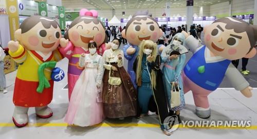 韓日交流おまつりのマスコットたちと記念撮影する来場者＝２５日、ソウル（聯合ニュース）