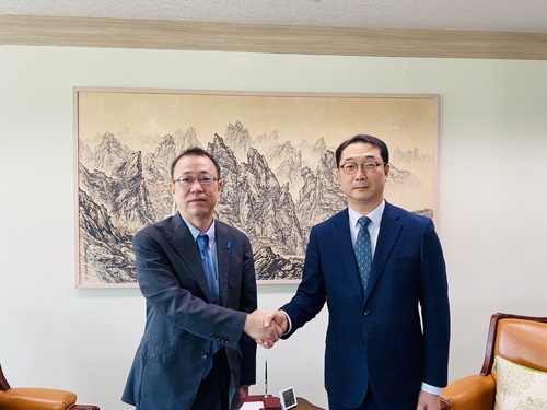 会談で握手を交わす韓国外交部の金健・朝鮮半島平和交渉本部長（右）と日本外務省の船越健裕アジア大洋州局長（外交部提供）＝１２日、ソウル（聯合ニュース）