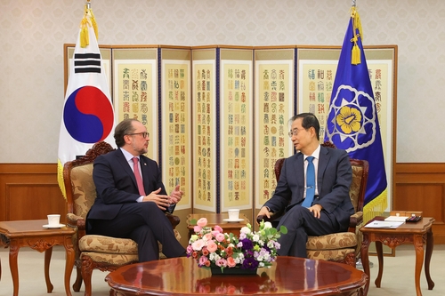 会談する韓悳洙首相（右）とシャレンベルク氏（国務総理室提供）＝（聯合ニュース）≪転載・転用禁止≫