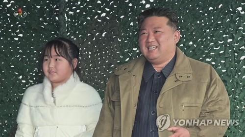 金正恩氏と娘（朝鮮中央テレビから）＝（聯合ニュース）≪転載・転用禁止≫