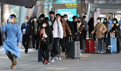 韓国政府は２日、中国から到着した入国者全員に到着後の新型コロナウイルス検査（ＰＣＲ検査）を義務付けるなど防疫対策を強化した=(聯合ニュース)
