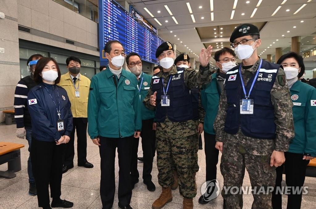 韓国首相が仁川空港を視察　コロナ水際対策を点検