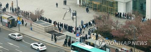 昨年１２月３１日、ソウル市内でロト（数字選択式宝くじ）売り場前に長蛇の列ができている＝（聯合ニュース）