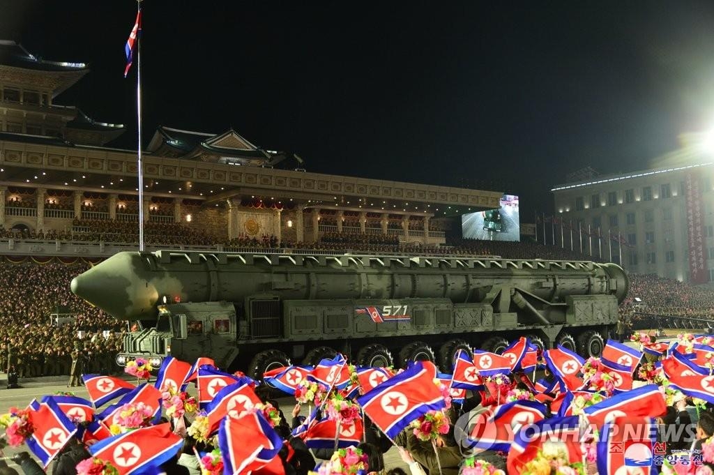 ２月８日、北朝鮮の軍事パレードに登場した新兵器。固体燃料式の大陸間弾道ミサイル（ＩＣＢＭ）とみられる（資料写真）＝（朝鮮中央通信＝聯合ニュース）≪転載・転用禁止≫