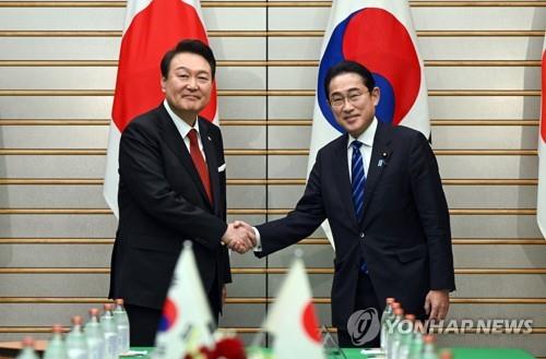 握手を交わす韓日の首脳（資料写真）＝（聯合ニュース）