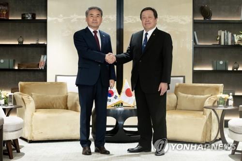 握手を交わす韓日国防相＝４日、シンガポール（聯合ニュース）