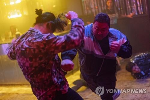 映画「犯罪都市３」のワンシーン（配給会社提供）＝（聯合ニュース）≪転載・転用禁止≫