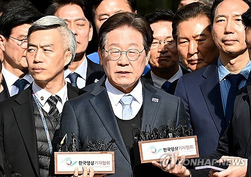 判決後、記者団の取材に応じる「共に民主党」の李在明代表=26日、ソウル(聯合ニュース)