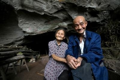 동굴집서 54년 해로한 중국 노부부［청두상보 웹사이트 캡처］