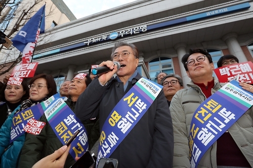 3일 광주 금남로에서 정견을 밝히는 민주당 문재인 전 대표.