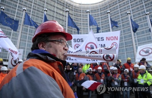 유럽연합의 중국산 철강 수입반대 시위［AP=연합뉴스］