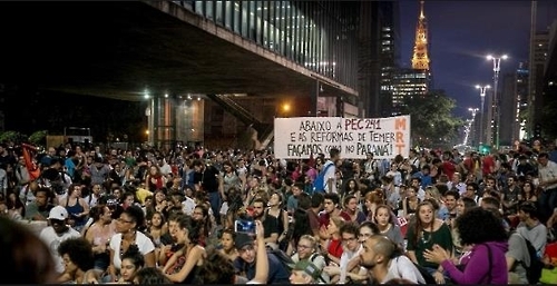 긴축 조치에 반대하는 시위[출처:브라질 뉴스포털 UOL]