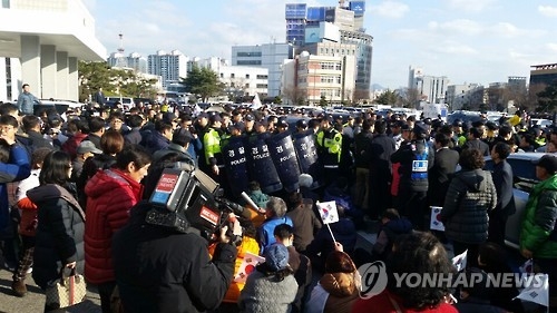 문재인 전 대표 차량 막은 박 대통령 지지 단체 회원들