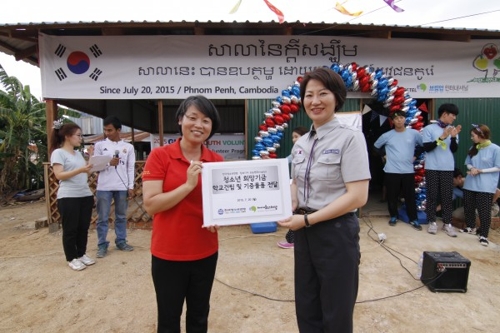 ìº„ë³´ë””ì•„ í¼ë¹¼ì— ë§ˆì„ì— 'í¬ë§í•™êµ'ë¥¼ ì„¸ìš°ê³  í›„ì›ê¸ˆì„ ì „ë‹¬í•˜ê³  ìžˆë‹¤.