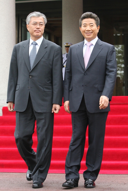 2007년 참여정부 대통령 비서실장 당시 노무현 대통령과 함께한 문재인 후보(왼쪽)
