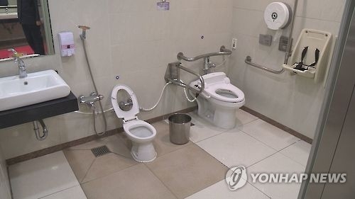 공중화장실 '대변기 옆 휴지통' 사라진다 - 1