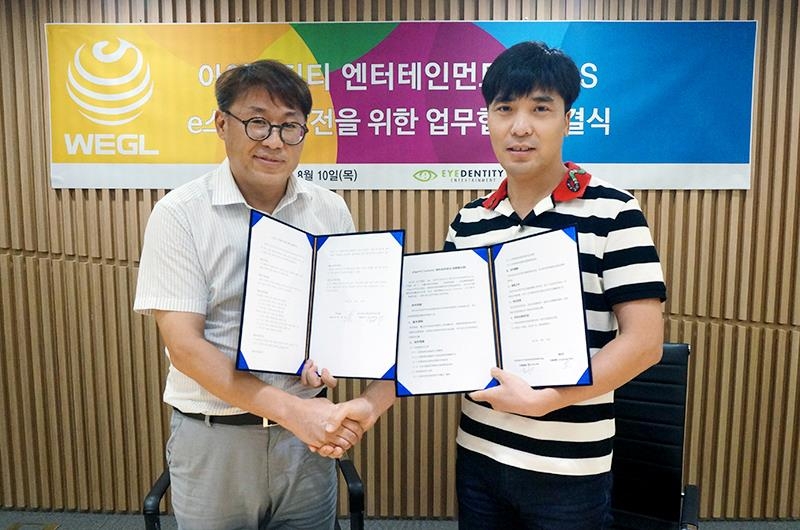 SBS 김용재 글로벌 제작사업팀장(좌측)과 아이덴티티 엔터테인먼트 구오하이빈 대표