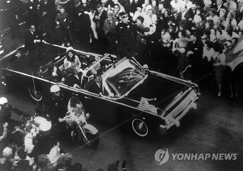 존 F. 케네디 전 미국 대통령이 1963년 11월 22일 미 텍사스주 댈러스 시내에서 암살되던 당시의 카퍼레이드 모습[AP=연합뉴스]