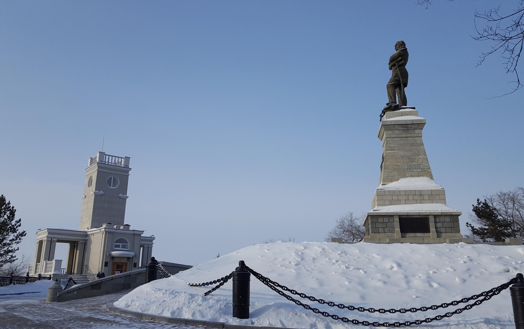 김알렉산드라를 비롯한 한인사회당 간부들이 러시아 백군에게 붙잡혀 끌려온 우초스 절벽에는 전망대와 무라비요프 아무르스키 총독의 동상이 세워져 있다. 