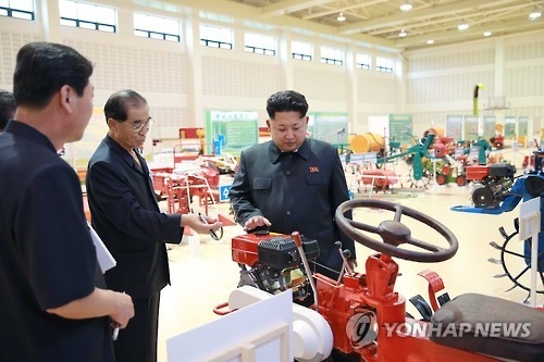 농기계 전시장 찾은 북한 김정은 위원장