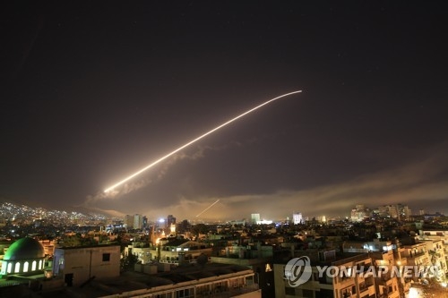 시리아 다마스쿠스 밤하늘에 보이는 미사일[AP=연합뉴스]