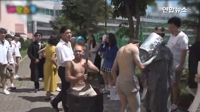 [현장] '패러디는 계속된다'…의정부고 졸업사진 찍는 날 - 2