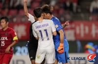 일본 가시마 앤틀러스 골키퍼 권순태(오른쪽)가 3일 일본 가시마 스타디움에서 열린 2018 아시아축구연맹(AFC) 챔피언스리그 4강 1차전 수원 삼성과 경기에서 수원 임상협에게 박치기하고 있다. [한국프로축구연맹 사진제공=연합뉴스]