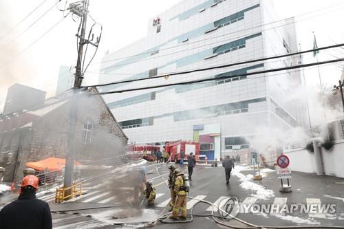 KT 화재 7시간째 진화중…서울 곳곳·경기도까지 통신장애(종합)