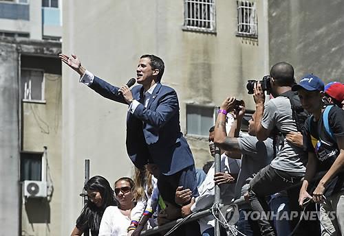 (카라카스 AFP=연합뉴스) 베네수엘라 임시 대통령을 선언한 후안 과이도 국회의장이 12일(현지시간) 수도 카라카스에서 열린 반정부 집회에서 연설하고 있다.