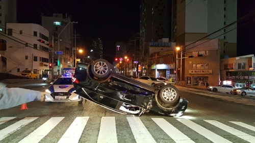 만취 상태서 운전하다가 앞차 들이받고 전복…2명 부상