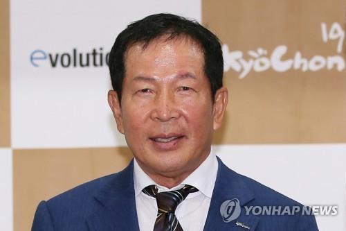 '1위' 교촌치킨 권원강 회장 전격 퇴임…전문경영인 전환(종합)