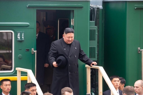 러시아 하산 역에 도착해 객차에서 내리는 김정은 국무위원장[연해주 주정부 사이트 자료사진]