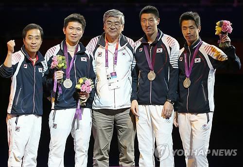 2012년 런던올림픽 은메달 당시 조양호 전 회장과 촬영한 유승민(왼쪽에서 2번째)